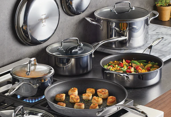 Circulon product image showing Circulon Stainless Steel Set benefits hotspot
